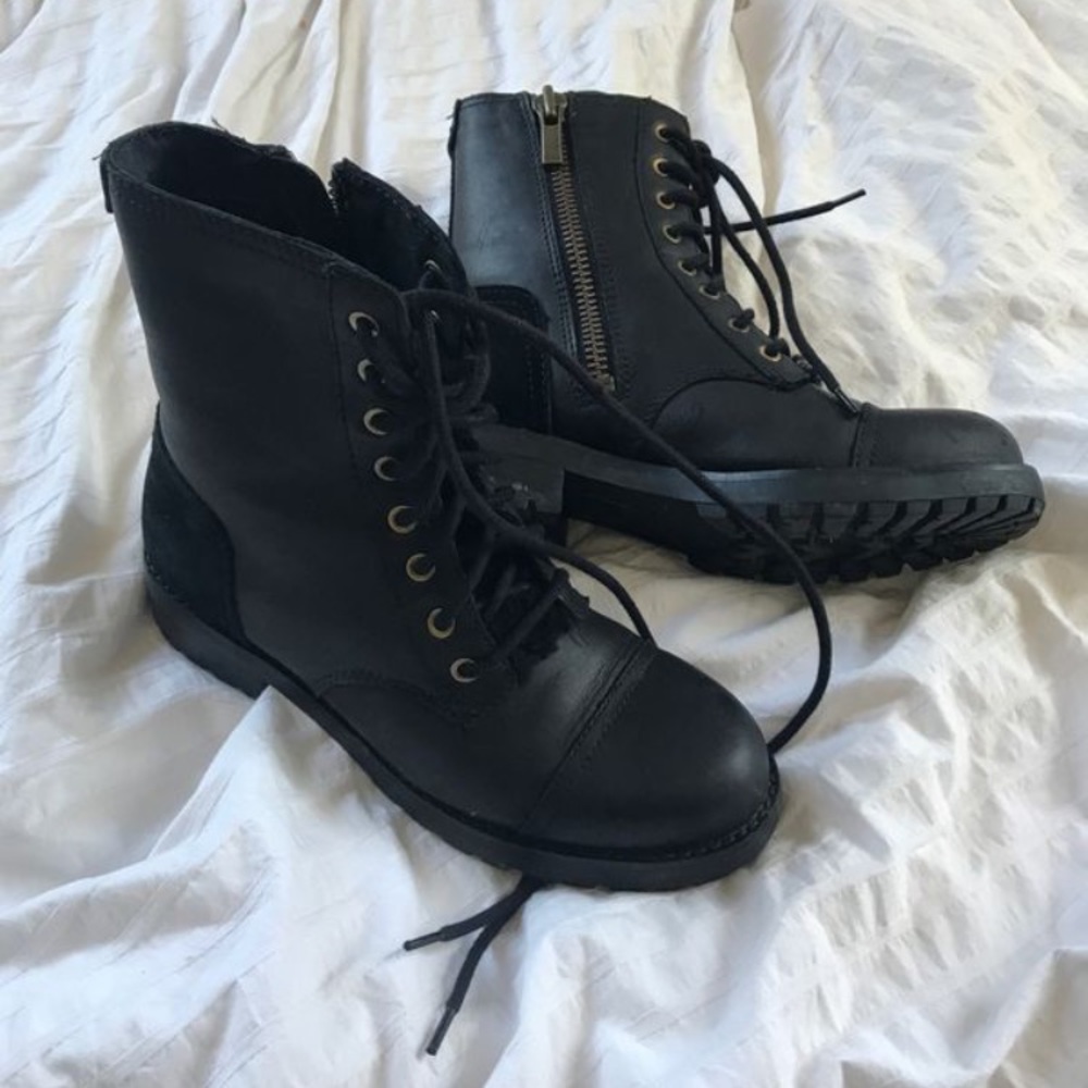 UGG boots Kilmer exposed fur lace up black boots